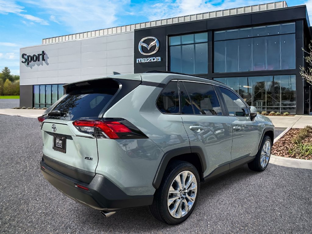 Used 2021 Toyota RAV4 XLE w/ Convenience Package FWD image 3