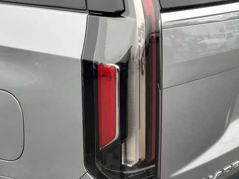 Used 2023 Cadillac Escalade Premium Luxury image 30