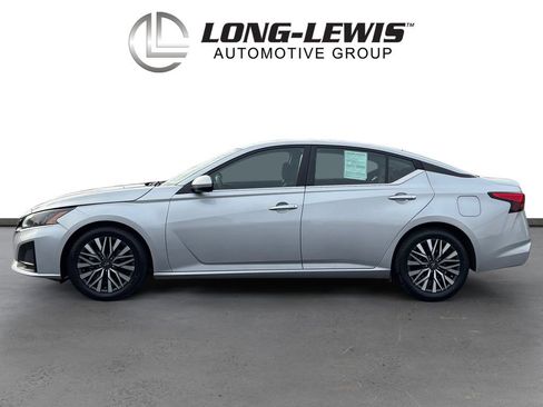 Used 2023 Nissan Altima 2.5 SV image 2