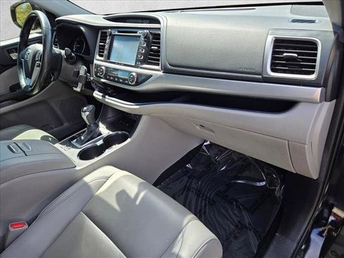 Used 2019 Toyota Highlander XLE image 21