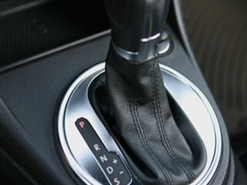 Used 2013 Volkswagen Beetle 2.0T FWD image 22
