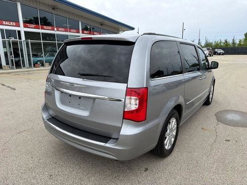 Used 2013 Chrysler Town & Country Touring FWD image 8