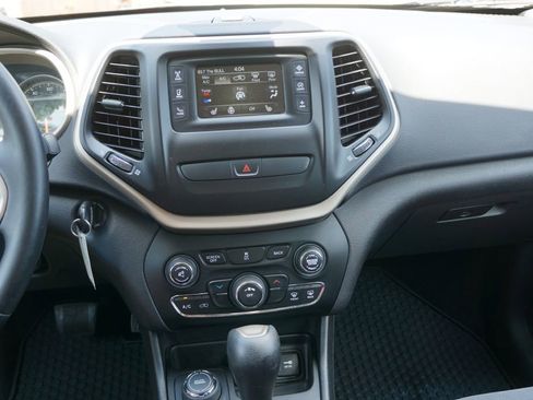 Used 2017 Jeep Cherokee Latitude w/ Cold Weather Group image 11