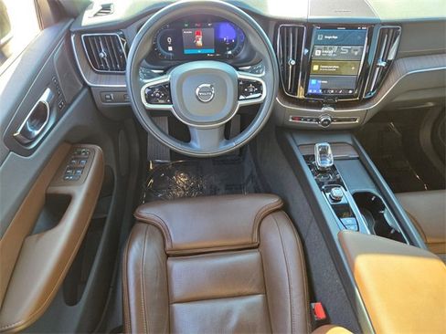 Used 2022 Volvo XC60 B5 Inscription image 15