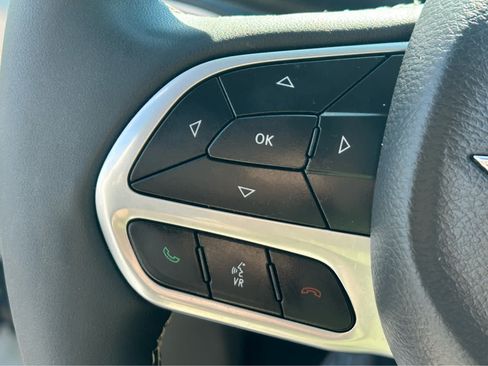 Used 2023 Chrysler Pacifica Touring-L FWD image 29