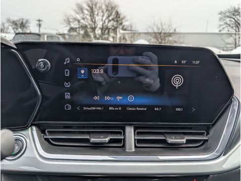 Used 2025 Chevrolet Trax LT w/ LT Convenience Package image 24