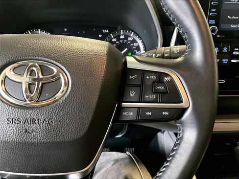 Used 2021 Toyota Highlander XLE AWD/4WD image 25