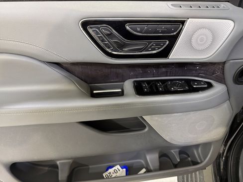 Used 2019 Lincoln Navigator Reserve image 16