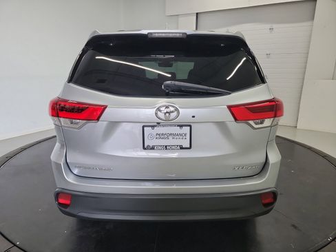 Used 2018 Toyota Highlander XLE AWD/4WD image 8
