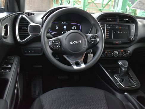 Used 2025 Kia Soul LX w/ LX Technology Package FWD image 16