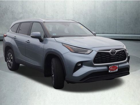 Used 2023 Toyota Highlander XLE AWD/4WD image 9