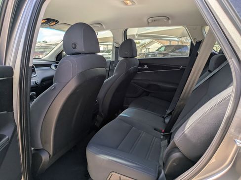 Used 2018 Kia Sorento L image 14