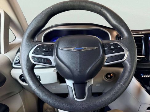 Used 2017 Chrysler Pacifica Touring FWD image 35