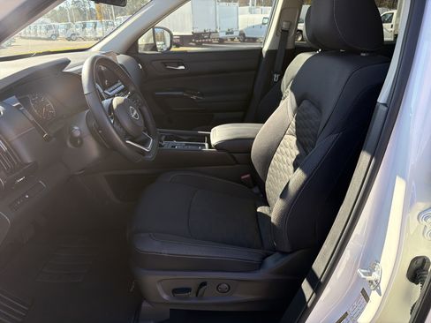 Used 2022 Nissan Pathfinder SV image 16