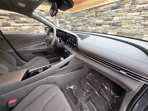 Used 2022 Hyundai Elantra SEL w/ Convenience + Premium Package image 15