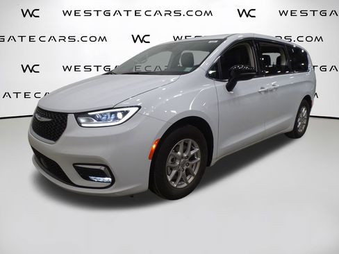 Used 2024 Chrysler Pacifica Touring-L image 1