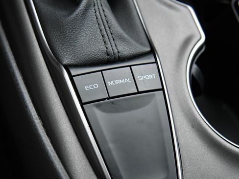 Used 2024 Toyota Camry SE image 25