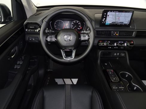 New 2025 Honda Pilot Touring image 5