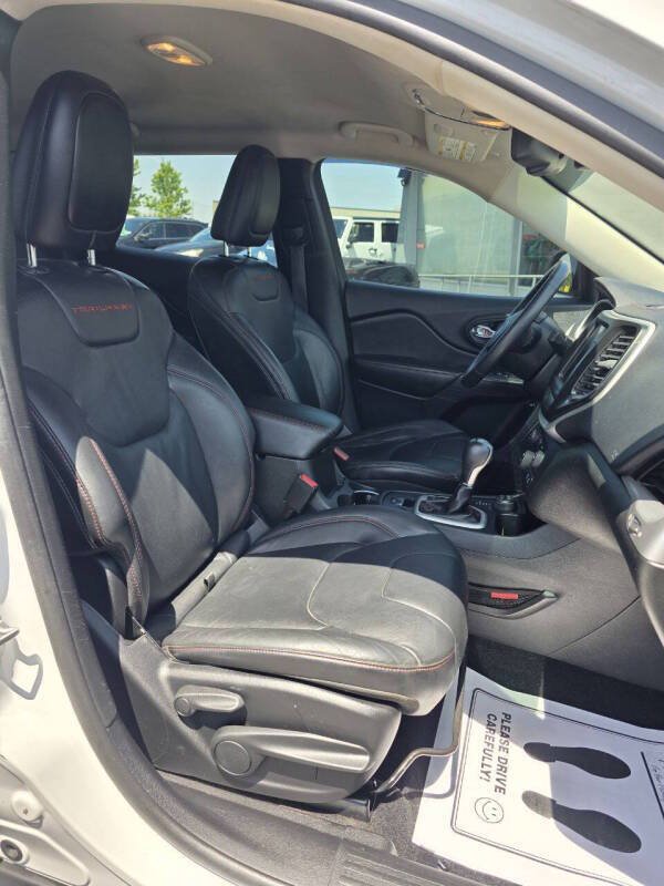 Used 2015 Jeep Cherokee Trailhawk w/ Comfort/Convenience Group AWD/4WD image 15
