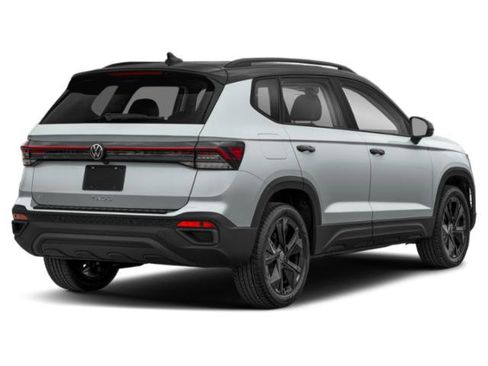 Used 2025 Volkswagen Taos SE AWD/4WD image 5