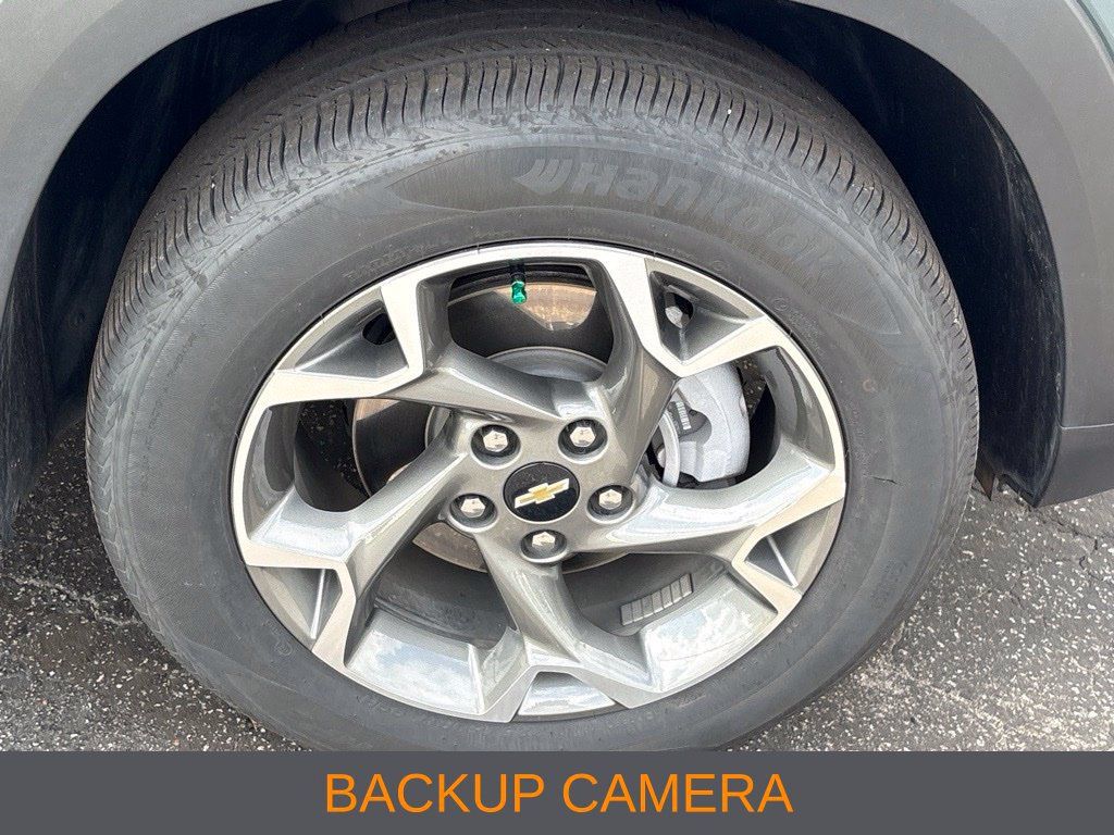 Used 2025 Chevrolet Trax LT FWD image 3