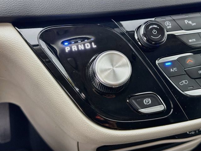 Used 2024 Chrysler Pacifica Touring-L FWD image 16