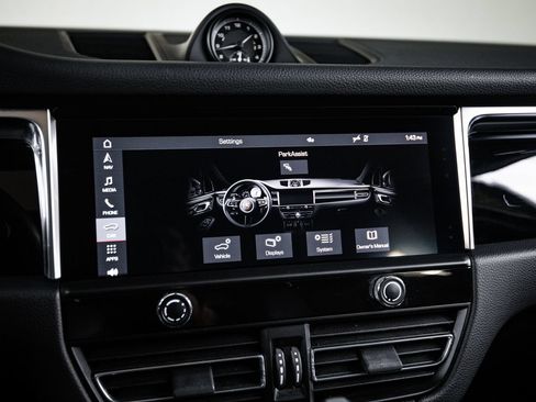 Certified 2023 Porsche Macan AWD/4WD image 18