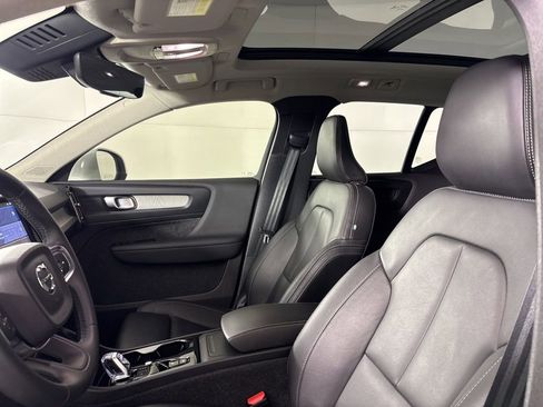 Used 2025 Volvo XC40 B5 Plus image 23
