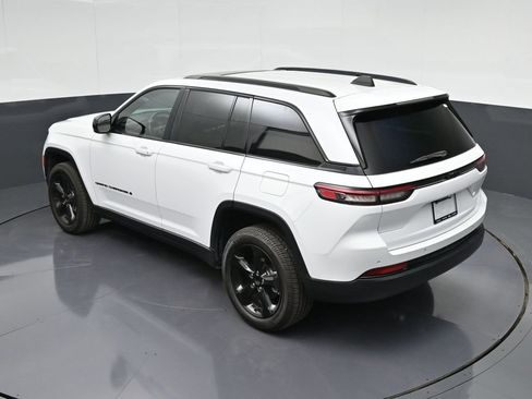 Used 2022 Jeep Grand Cherokee Altitude RWD image 30