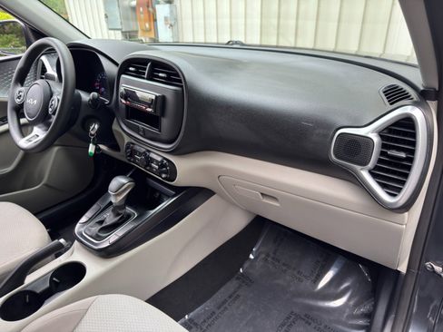 Used 2022 Kia Soul LX FWD image 13