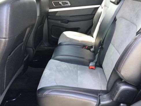 Used 2017 Ford Explorer XLT w/ Equipment Group 202A AWD/4WD image 24