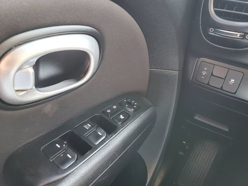 Used 2016 Kia Soul w/ Option Group 020 FWD image 17