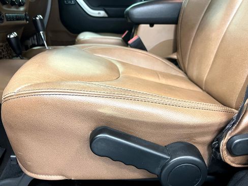 Used 2017 Jeep Wrangler Unlimited Sahara w/ Connectivity Group image 7