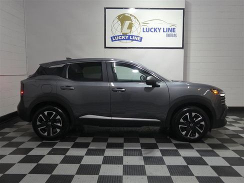 Used 2025 Nissan Kicks SV image 6
