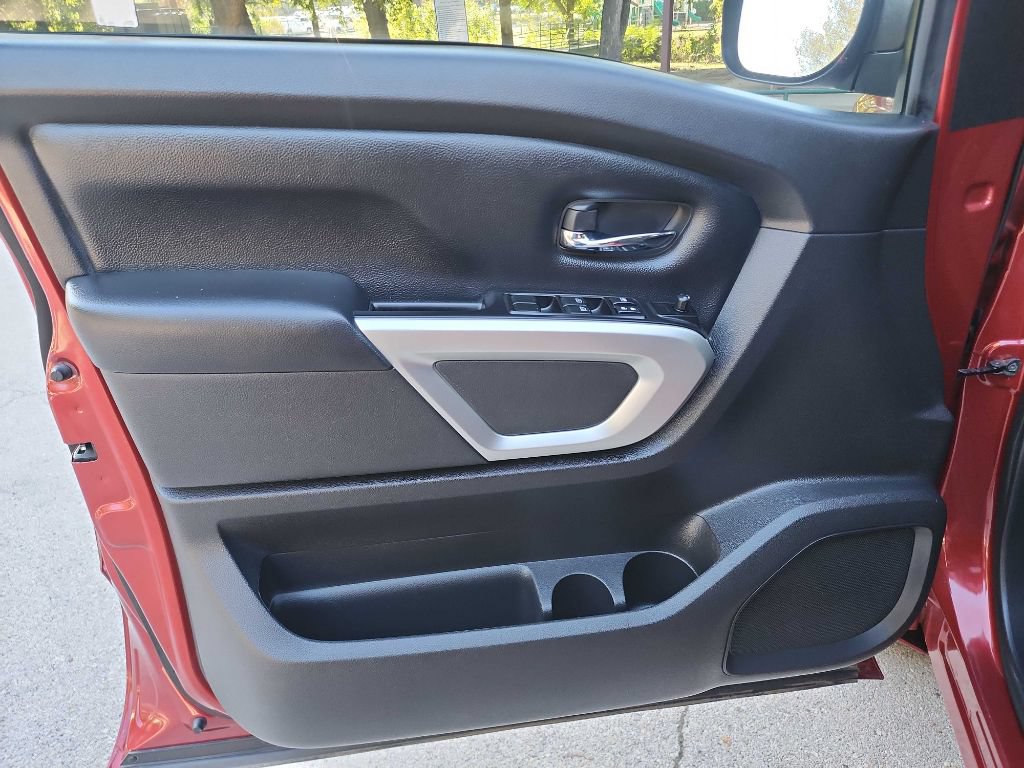 Used 2019 Nissan Titan SV AWD/4WD image 14