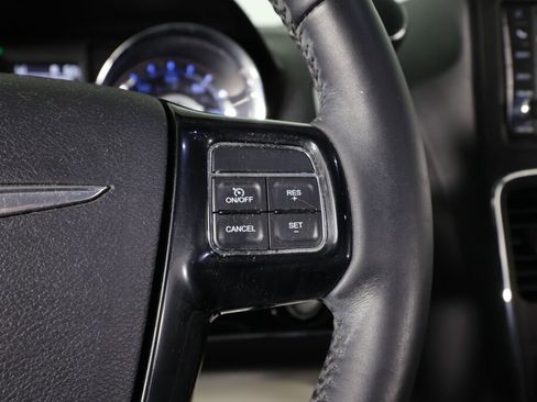 Used 2014 Chrysler Town & Country Touring-L image 33