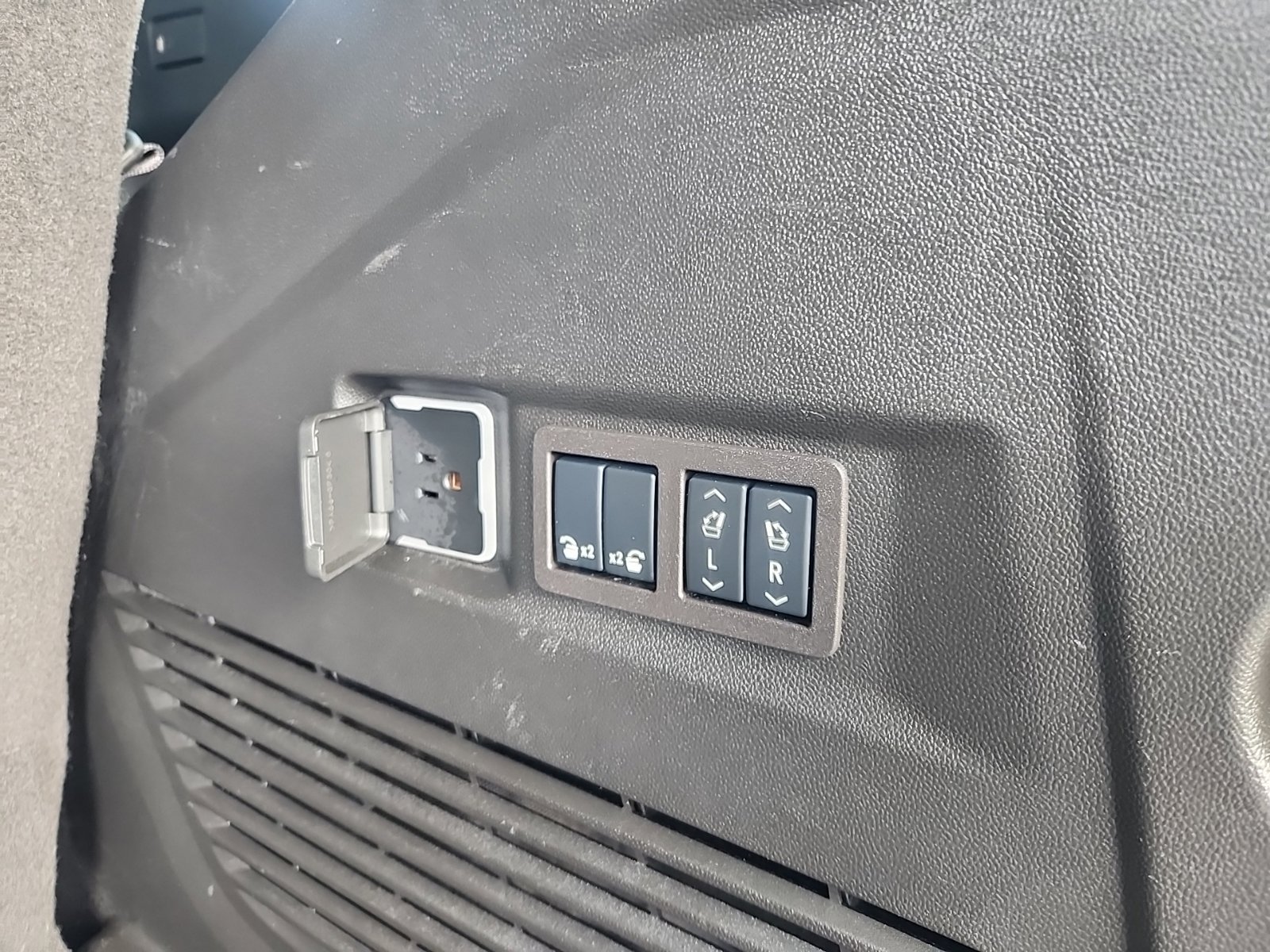 Used 2024 Chevrolet Tahoe LT w/ LT Signature Package AWD/4WD image 40