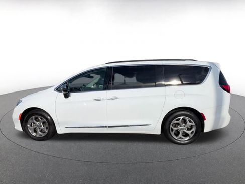 Used 2023 Chrysler Pacifica Limited image 9