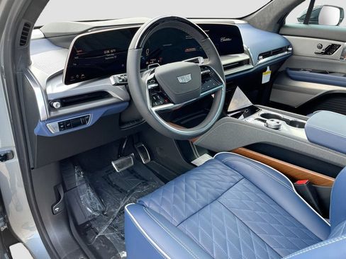 New 2026 Cadillac Vistiq Premium Luxury w/ LPO, Floor Liner Package AWD/4WD image 9