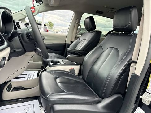 Used 2024 Chrysler Pacifica Limited FWD image 11