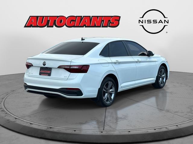 Used 2024 Volkswagen Jetta SE FWD image 2