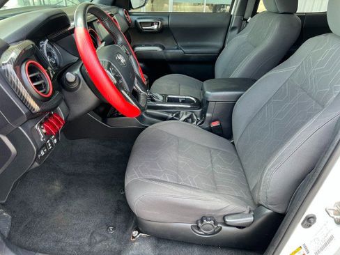 Used 2017 Toyota Tacoma TRD Sport image 12