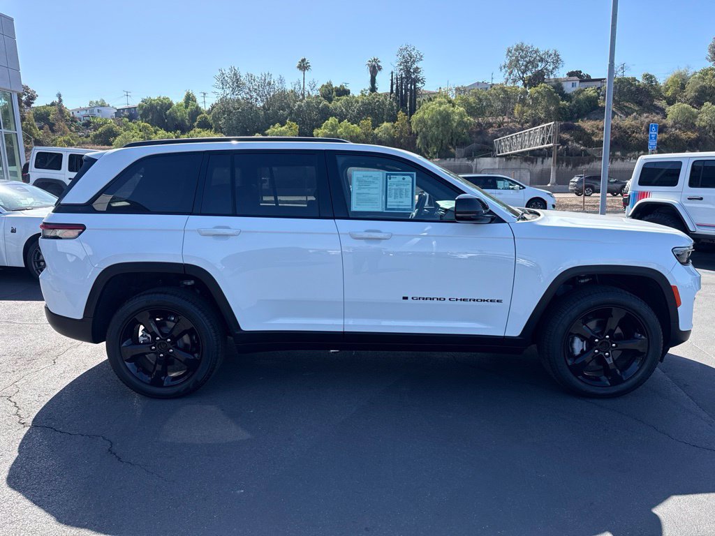 Used 2025 Jeep Grand Cherokee Limited w/ Black Appearance Package RWD image 9