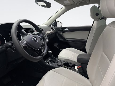 Used 2021 Volkswagen Tiguan SE w/ Panoramic Sunroof Package image 10