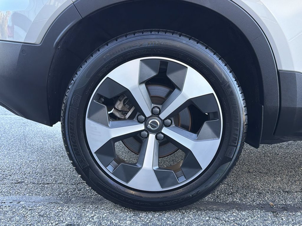 Certified 2025 Volvo XC40 B5 Plus w/ Climate Package AWD/4WD image 12