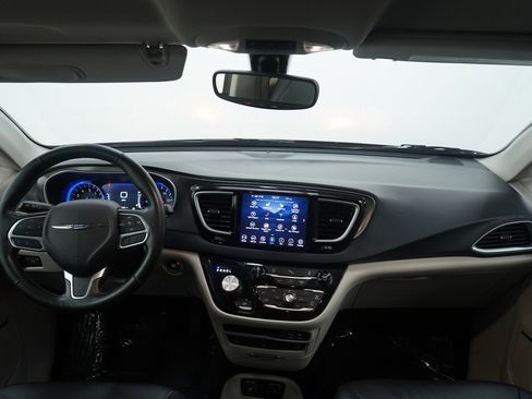 Used 2020 Chrysler Pacifica Touring-L Plus image 14