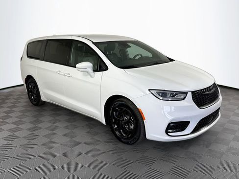 Used 2022 Chrysler Pacifica Touring-L w/ Uconnect Theater Family Group FWD image 4