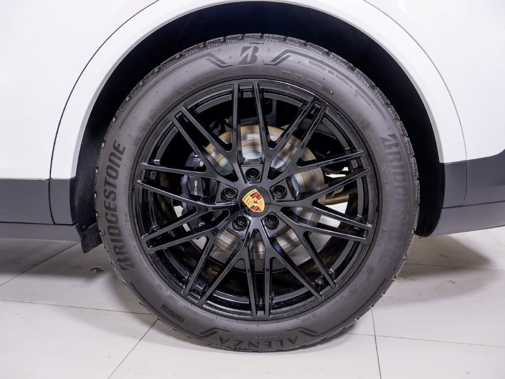 Certified 2025 Porsche Cayenne E-Hybrid Coupe AWD/4WD image 27
