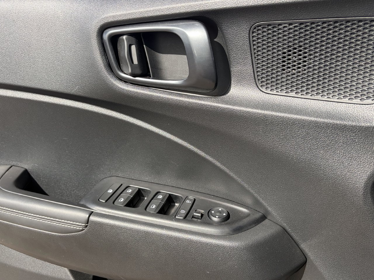 Used 2025 Hyundai Venue Limited FWD image 31