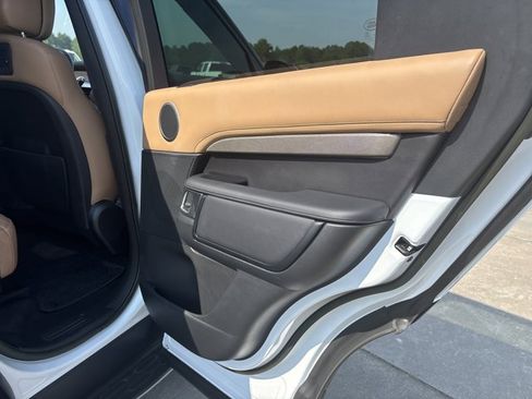 Used 2023 Land Rover Discovery Metropolitan Edition image 16